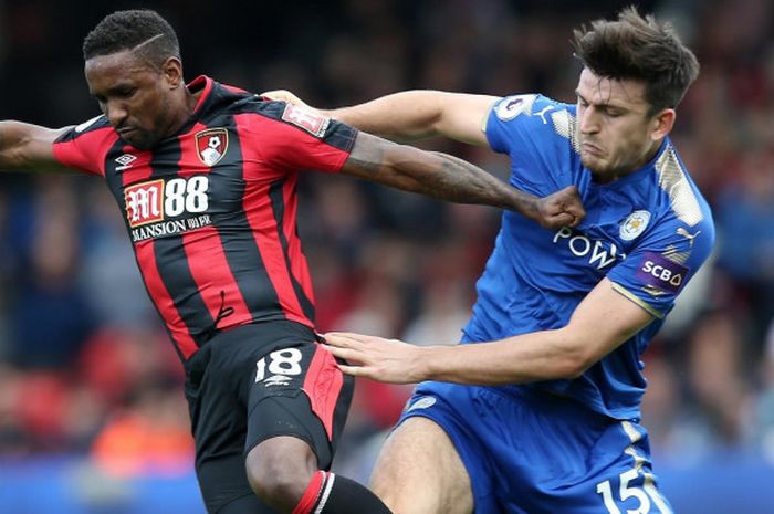 Penyerang AFC Bournemouth, Jermain Defoe, berebut bola dengan pemain bertahan Leicester City, Harry Maguire, di laga lanjutan Liga Inggris di Stadion Vitality, Sabtu (30/9/2017) malam WIB.