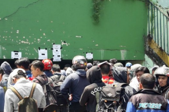 Suasana penukaran tiket di Stadion Siliwangi, Bandung