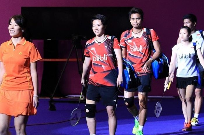 Pasangan ganda campuran Indonesia,  Tontowi Ahmad/Liliyana Natsir dan Praveen Jordan/Debby Susanto, sedang berjalan ke lapangan sebelum memulai pertandingan final Hong Kong Terbuka 2016. Tontowi/Liliyana menang  21-19, 21-17 atas Praveen/Debby pada laga yang berlangsung di Hong Kong Coliseum, Minggu (27/11/2016).