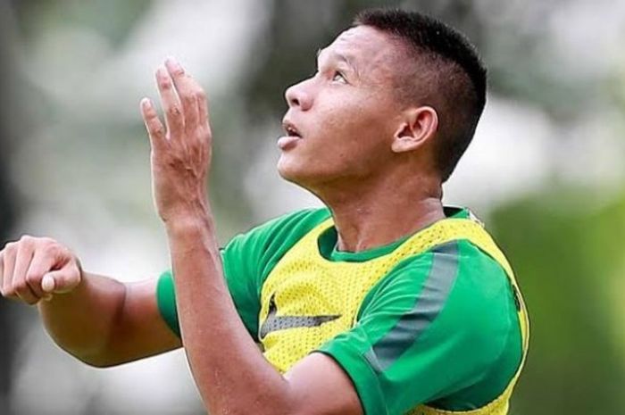 Aksi Bek PS TNI, Andi Setyo Nugroho, pada seleksi tahap kedua Indonesia U-22 di Lapangan Sekolah Pel