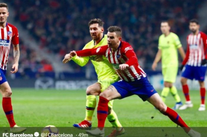 Megabintang FC Barcelona, Lionel Messi (kedua dari kiri), beraksi dalam laga Liga Spanyol melawan Atletico Madrid di Stadion Wanda Metropolitano, Madrid pada 24 November 2018.