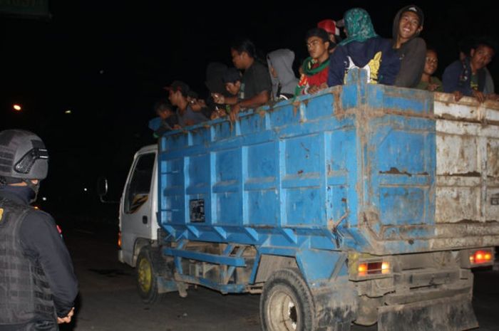 Personil keamanan Surakarta saat memberikan pengamanan kepada bonek yang kembali ke Surabaya dan melewati Kota Solo.