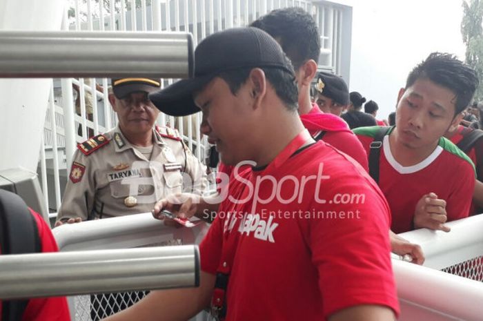 Penonton laga Indonesia vs Islandia memasuki pintu Stadion Utama GBK pada Minggu (14/1/2018) sore. 