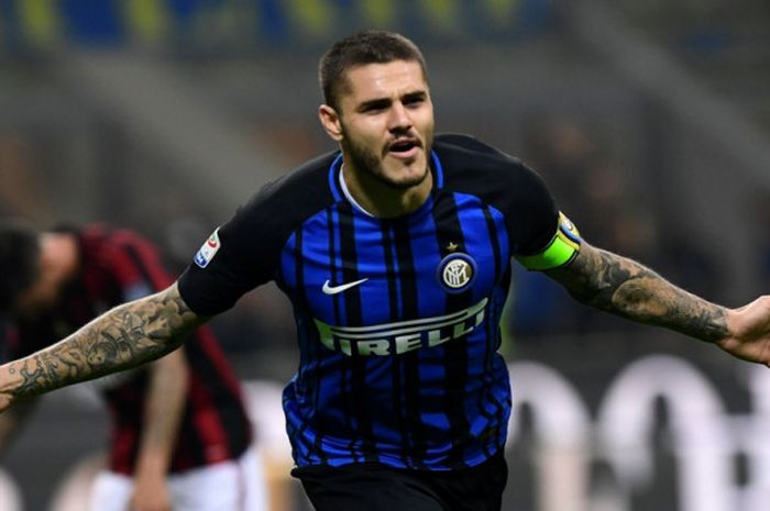 Striker Inter Milan, Mauro Icardi, merayakan gol yang dia cetak ke gawang AC Milan dalam laga Liga Italia di Stadion Giuseppe Meazza, Milan, pada 15 Oktober 2017.