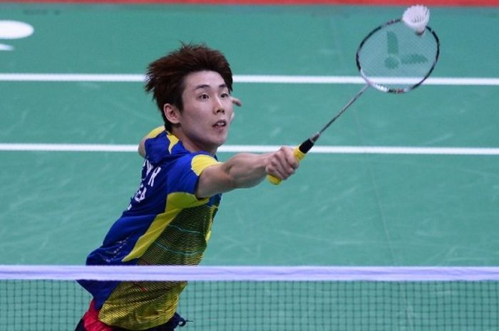 Pemain tunggal putra Korea Selatan, Son Wan Ho, saat bertanding melawan wakil Denmark, Viktor Axelsen, pada semifinal turnamen India Terbuka 2016, yang berlangsung di Siri Fort Indoor Stadium, New Delhi, Sabtu (2/4/2016).