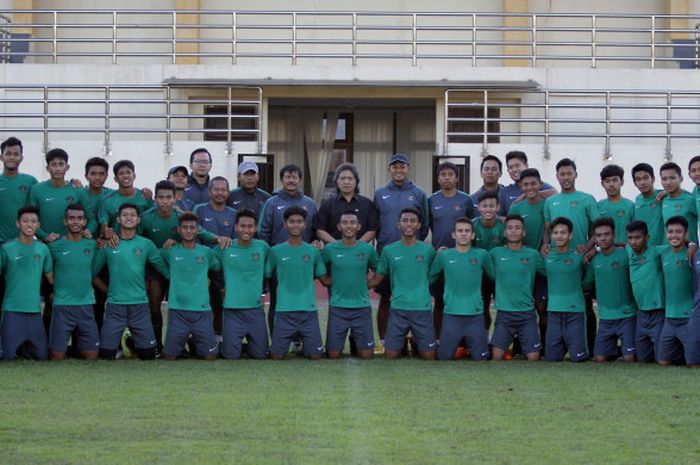 Timnas Indonesia U-19 bersama Emha Ainun Nadjib di lapangan UNY, Selasa (15/8/2017)