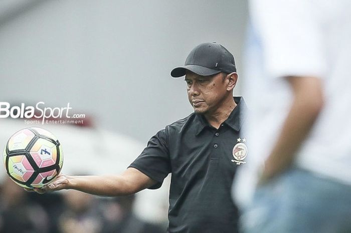 Pelatih Sriwijaya FC, Rahmad Darmawan, memegang bola pada laga pembuka Piala Presiden 2018 di Stadion Gelora Bandung Lautan Api Bandung, Selasa (16/1/2018).