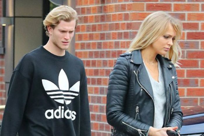 Loris Karius dan Ianthe Rose saat berbelanja di kawasan Chesire, Selasa (20/2/2018).