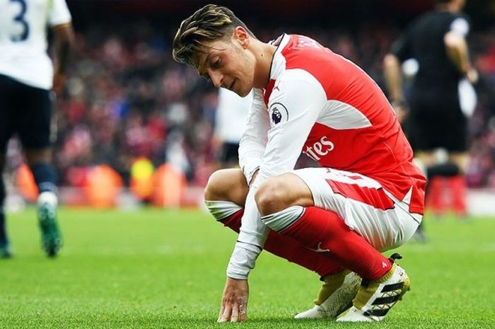 Raksi gelandang Arsenal, Mesut Ozil, saat melawan Tottenham Hotspur dalam laga lanjutan Premier League 2016-2017 di Stadion Emirates, London, pada 6 November 2016.