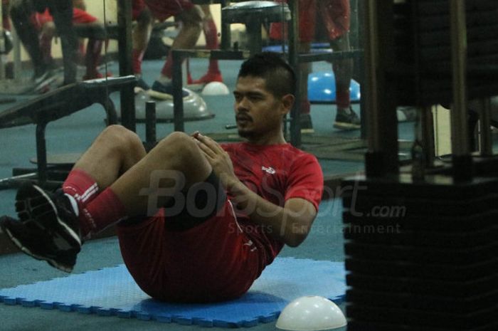 Penyerang Persija, Bambang Pamungkas, tengah mengikuti sesi latihan kebugaran Macan Kemayoran di sesi latihan kebugaran tim di Executive Club Persada, Halim, Jakarta, Kamis (22/2/2018).