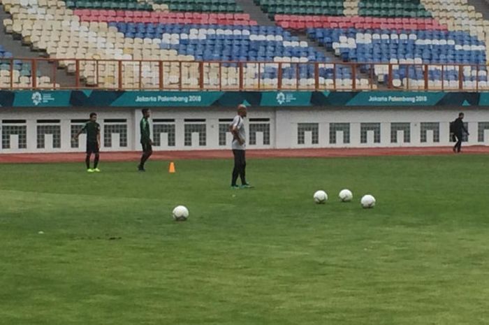 Asisten Pelatih Timnas Indonesia, Edy Syahputra, saat memantau sesi latihan Timnas Indonesia di Stadion Wibawa Mukti, Cikarang, Kabupaten Bekasi, Jawa Barat, Jumat (2/11/2018)