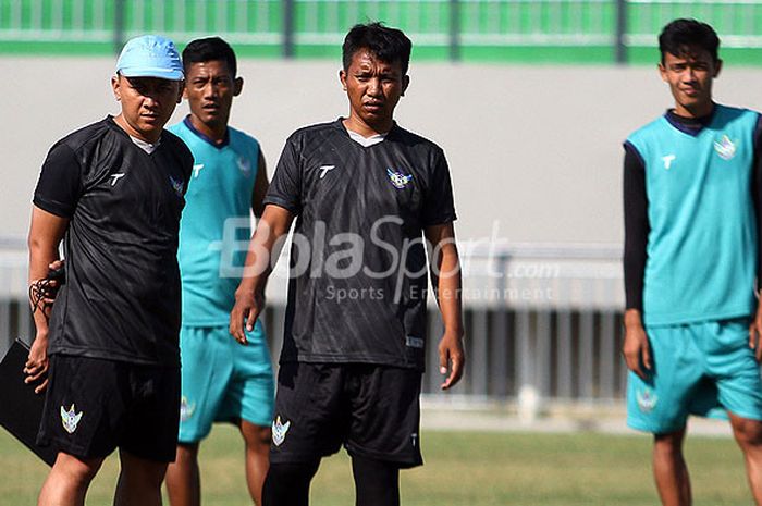 Pelatih Persegres Gresik United Puji Handoko saat memberi materi latihan kepada pemainnya di Stadion Gelora Joko Samudro, Jumat (4/4/2018).