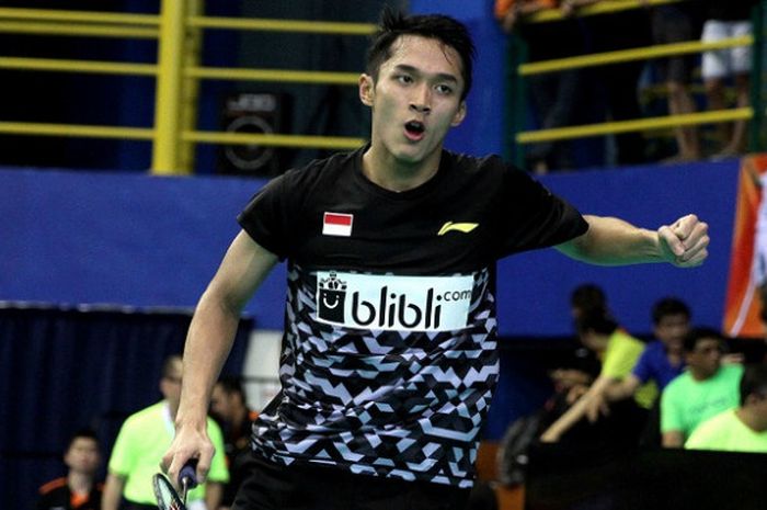 Pebulu tangkis tunggal putra Indonesia, Jonatan Christie, bereaksi saat menghadapi Kenta Nishimoto di partai pertama melawan Jepang pada perempat final Kejuaraan Beregu Asia 2018. Jonatan menang dengan skor 21-11, 20-22, 21-13, di Stadium Sultan Abdul Halim, Alor Setar, Kedah, Malaysia, Jumat (9/2/2018).