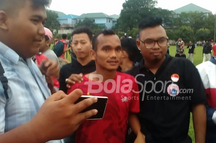 Pemain baru Persija Jakarta, Riko Simanjuntak, jadi sasaran The Jakmania untuk berfoto bersama, seusai latihan perdana tim di Lapangan Sutasoma, Halim Perdanakusuma, Jakarta Timur, Senin (18/12/2017).