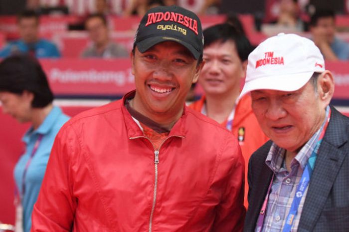 Menteri Pemuda dan Olahraga Imam Nahrawi dengan atlet bridge Bambang Hartono saat menyaksikan pertandingan Tenis Meja Asian Games 2018 di JIExpo Kemayoran, Jakarta, Jumat (31/8). 