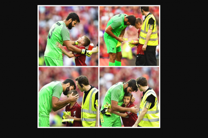 Alisson Becker memberikan sarung tangannya ke penggemar cilik Liverpool setelah pertandingan melawan Napoli di Stadion Aviva, Dublin, Prancis pada Sabtu (4/8/2018)