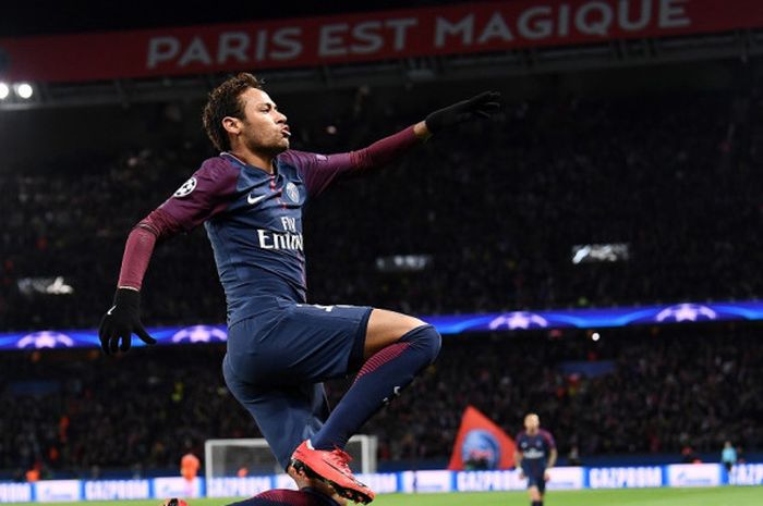 Striker Paris Saint-Germain, Neymar, merayakan gol yang dia cetak ke gawang Celtic dalam laga Grup B Liga Champions di Stadion Parc des Princes, Paris, Prancis, pada 22 November 2017.