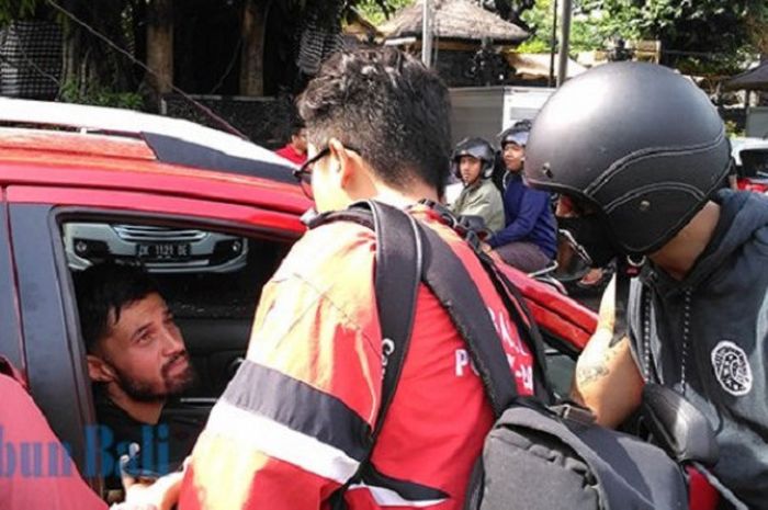 Irfan Bachdim menjadi wartawan saat mewawancarai Stefano Lilipaly di Gelora Trisakti Legian, Selasa (12/12/2018).