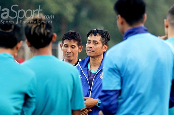 Pelatih Arema FC, Joko Susilo, memberikan arahan kepada pemainnya saat memimpin latihan tim di lapangan Dirgantara Malang, Jawa Timur (07/08/2017).