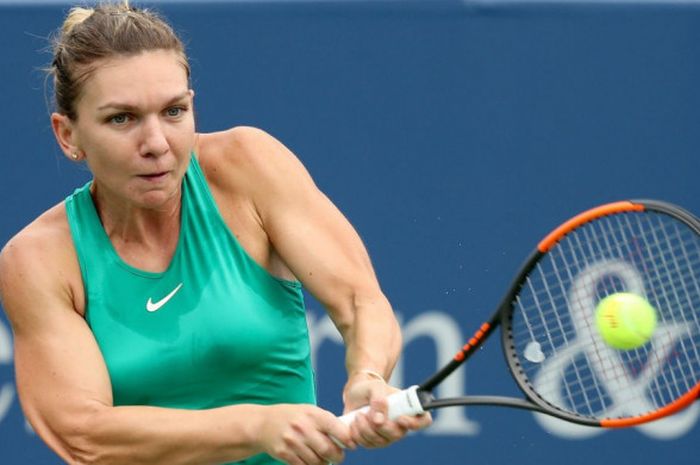 Petenis tunggal putri nomor satu dunia, Simona Halep (Rumania), saat tampil pada turnamen Cincinnati Open 2018.