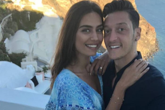 Mesut Oezil (kanan) bersama tunangannya yang bernama Amine Gulse