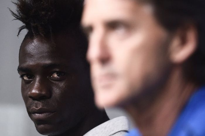 Penyerang Italia, Mario Balotelli (kiri), menghadiri konferensi pers di Juventus Training Center, Vinovo, Italia pada 3 Juni 2018.