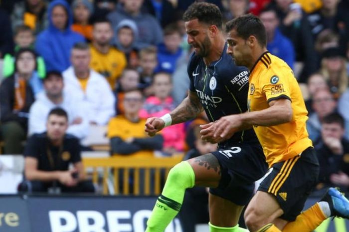 Kyle Walker (kiri) beradu cepat dengan Jonny Otto dalam partai Liga Inggris antara Manchester City lawan Wolverhampton Wanderers di Molineux Stadium, 25 Agustus 2018.