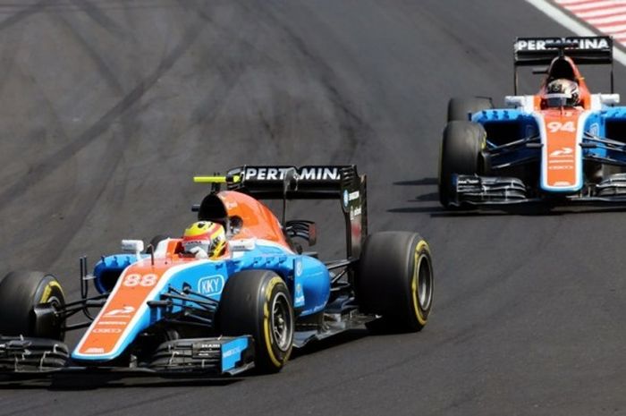 Pebalap Manor Racing, Rio Haryanto (depan, Indonesia) dan Pascal Wehrlein (Jerman), memacu mobil mreka pada balapan GP Hongaria di Hungaroring, Minggu (24/7/2016).