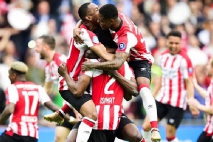 Para pemain PSV Eindhoven merayakan keberhasilan meraih gelar juara Liga Belanda seusai mengalahkan Ajax Amsterdam dalam laga di Philips Stadion, Minggu (15/4/2018). 