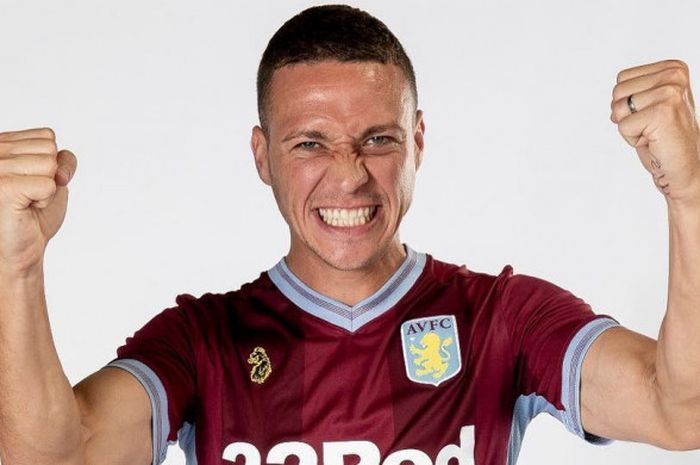 Bek Aston Villa, James Chester.