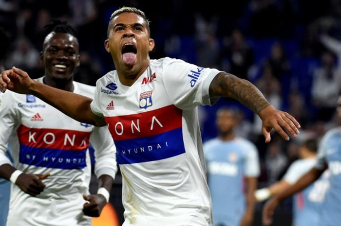 Striker Olympique Lyon, Mariano Diaz, merayakan gol yang dia cetak ke gawang AS Monaco dalam laga Liga Prancis di Stadion Groupama, Decines Charpieu, pada 13 Oktober 2017.