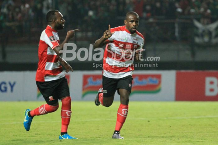 Penyerang Madura United, Greg Nwokolo, melakukan selebrasi usai mencetak gol ke gawang Perseru Serui dalam laga penyisihan Grup C Piala Presiden 2018 di Stadion Gelora Bung Tomo, Surabaya, Jawa Timur, Kamis (18/1/2018).