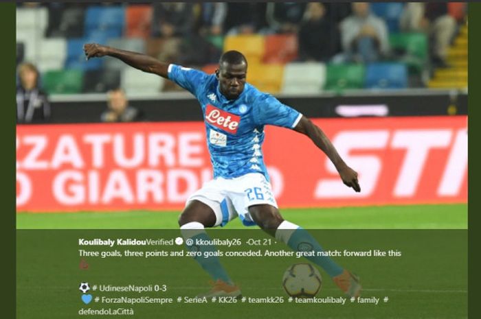 Bek Napoli, Kalidou Koulibaly, kembali diincar oleh Manchester United.