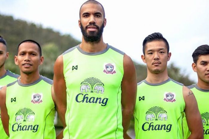 Striker Sylvano Comvalius (tengah) memakai seragam latihan Suphanburi FC bersama rekan setimnya. 