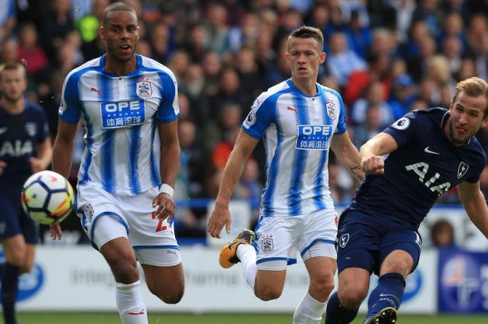 Striker Tottenham Hotspur, Harry Kane (kanan), mencetak gol ke gawang Huddersfield Town dalam laga Liga Inggris di Stadion John Smith's, Huddersfield, pada 30 September 2017.