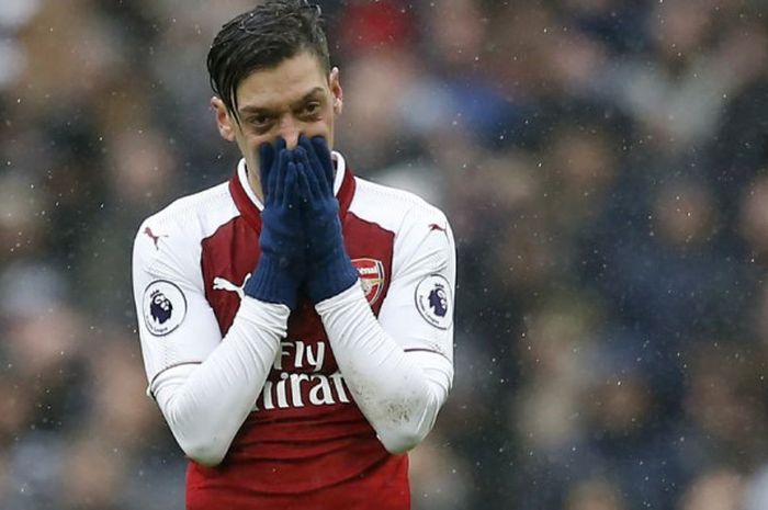    Reaksi pemain Arsenal, Mesut Oezil, pada laga Liga Inggris kontra Tottenham di Stadion Wembley, Sabtu (10/2/2018).   