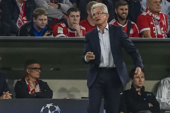 Pelatih FC Bayern Muenchen, Jupp Heynckes,  mengawasi timnya bertanding melawan Celtic FC pada pertandingan Liga Champions Grup B di Stadion Fussball Arena, Kamis (19/10/2017) dini hari WIB. 