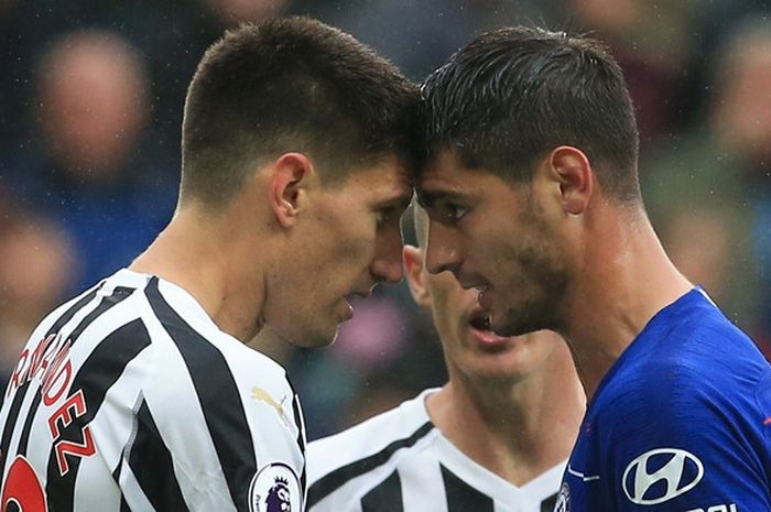 Penyerang Chelsea, Alvaro Morata (kanan), bersitegang dengan bek Newcastle United, Federico Fernandez, dalam laga Liga Inggris di Stadion St James' Park, Newcastle pada 26 Agustus 2018.