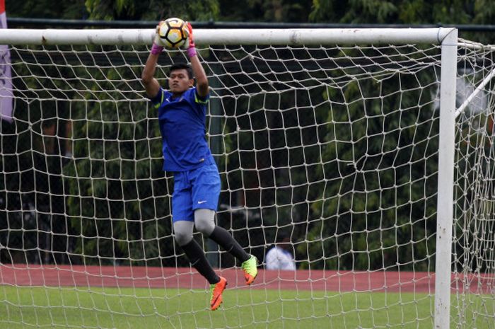 Kiper timnas U-19 Indonesia, Muhammad Riyandi saat menjalani pemusatan latihan di Lapangan Universitas Negeri Yogyakarta