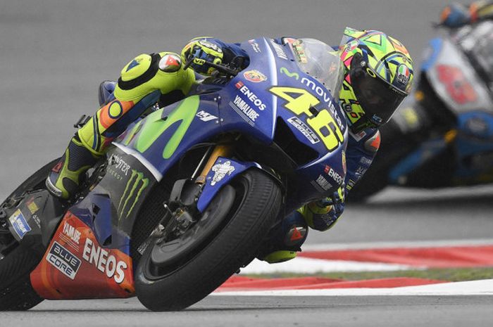 Pebalap tim Movistar Yamaha, Valentino Rossi, saat melaju pada balapan MotoGP Malaysia, Minggu (29/10/2017).