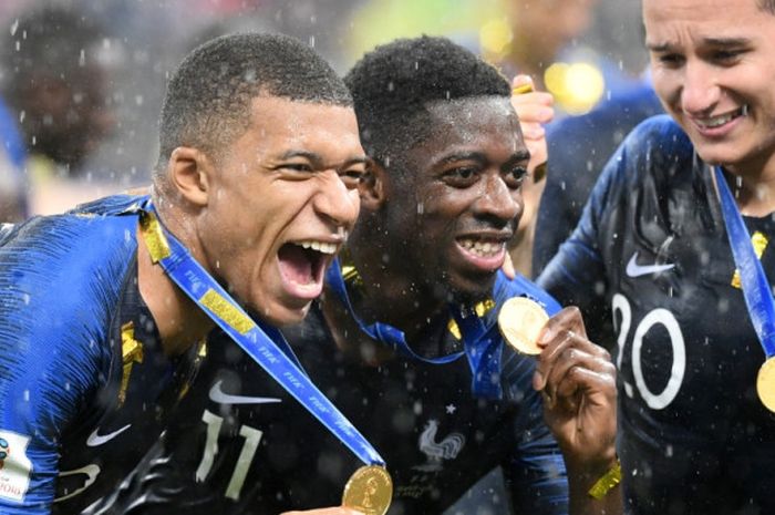  Ousmane Dembele (tengah) saat merayakan kesuksesan timnas Prancis juara Piala Dunia 2018 usai mengalahkan Kroasia pada final di Stadion Luzhniki, Moskow, 15 Juli 2018. 