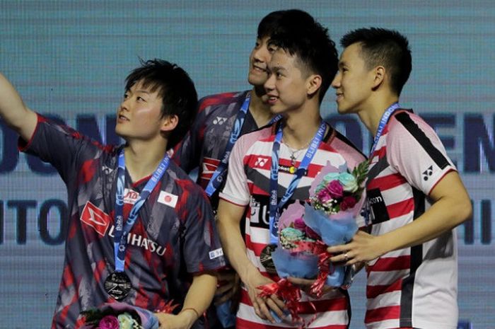 Pasangan ganda putra Jepang, Takuto Inoue/Yuki Kaneko, berfoto dengan Marcus Fernaldi Gideon/Kevin Sanjaya Sukamuljo seusai final Indonesia Open 2018 di Istora Senayan, Jakarta, Minggu (8/7/2018).