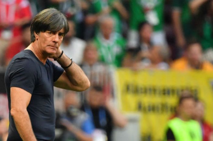 Ekspresi pelatih Jerman, Joachim Loew, pada pertandingan Grup F Piala Dunia 2018 di  Luzhniki Stadium, Moskow, pada 17 Juni 2018.