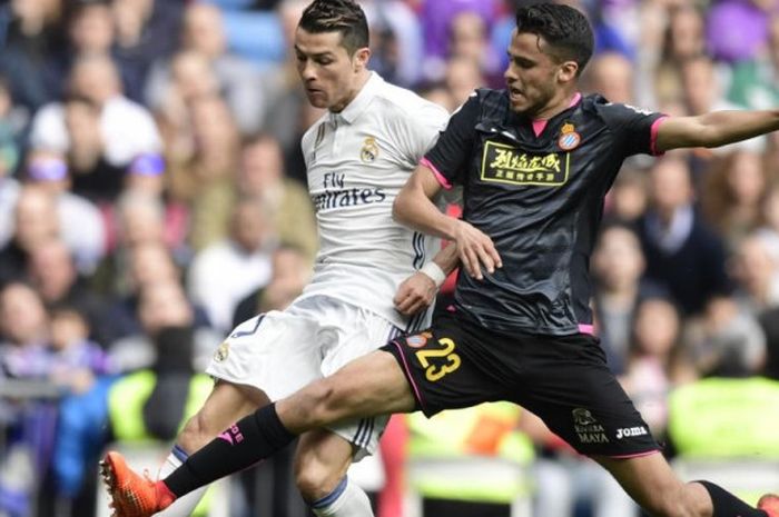 Bek Espanyol, Diego Reyes (kanan), berusaha menutup ruang penyerang Real Madrid, Cristiano Ronaldo, dalam partai Liga Spanyol di Santiago Bernabeu, Madrid, 18 Februari 2017.