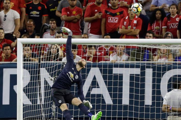 Kiper Manchester United, David De Gea, melakukan penyelamatan dalam laga International Champions Cup kontra Manchester City di NRG Stadium, Houston, Amerika Serikat, pada 20 Juli 2017.