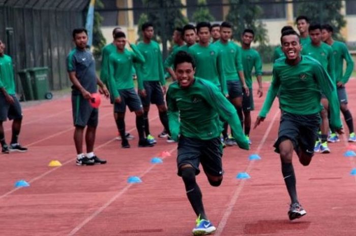 Gelandang timnas U-19 Indonesia, Muhammad Alwi Slamat (kanan) saat menjalani tes fisik di lapangan U