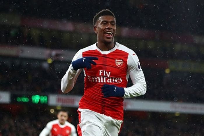 Alex Iwobi saat merayakan golnya dalam laga Premier League antara Arsenal melawan Crystal Palace di Emirates Stadium, 01 Januari 2017. 