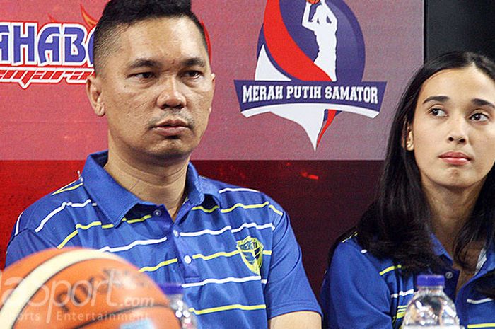 Asisten pelatih Merpati Bali, Muflih Farhan (kiri) bersama shooting guard, Helena pada sesi jumpa awak media, Sabtu (27/1/2018) di GOR Kertajaya Surabaya.