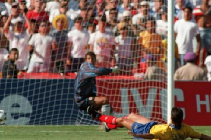 Andres Escobar salah mengantisipasi bola lawan di Piala Dunia 1994