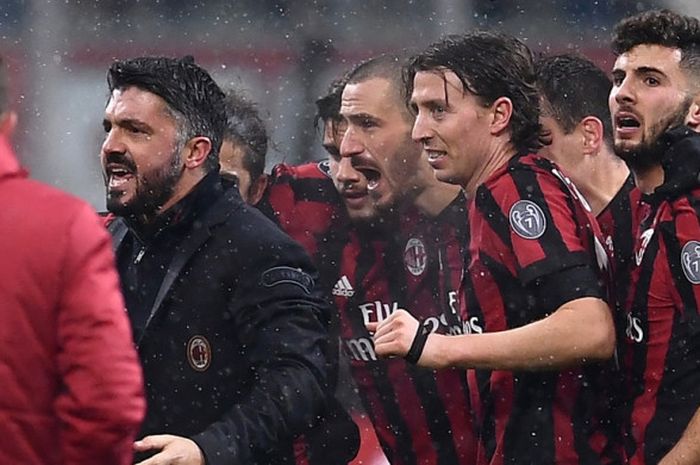  Pelatih AC Milan, Gennaro Gattuso (kiri), merayakan kemenangan atas Bologna dalam laga Liga Italia di Stadion San Siro, Milan, pada 10 Desember 2017. 